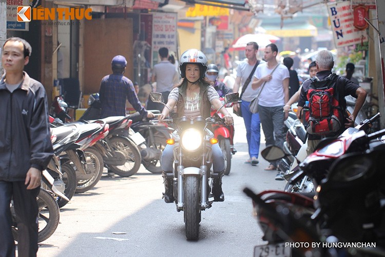 Nu biker Viet chay moto PKL di khap noi tren The gioi-Hinh-4